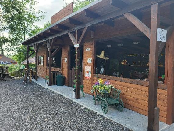 Pensiony A Ubytovani V Kempu Indiana Edrovice Esterno foto